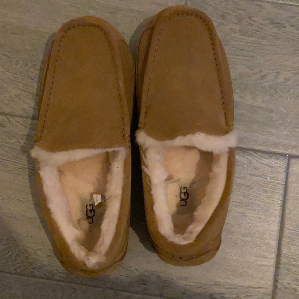 Mens slipper uggs size 7, worn 1 time, perfect condition!